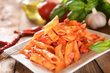 Acı biber sosu arrabiata penne makarna
