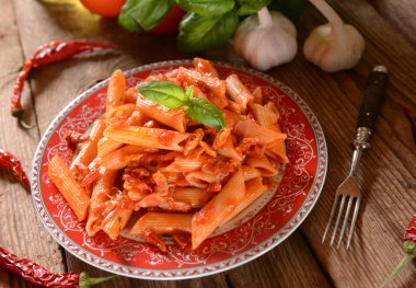 Acı biber sosu arrabiata penne makarna