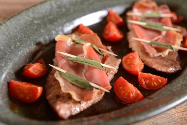 Adaçayı ve domates parçaları ile saltimbocca