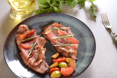 Adaçayı ve domates parçaları ile saltimbocca