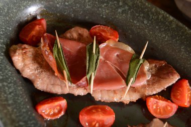 Adaçayı ve domates parçaları ile saltimbocca