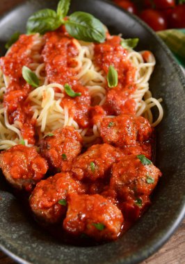 Spagetti makarna köfte ve domates sosu ile