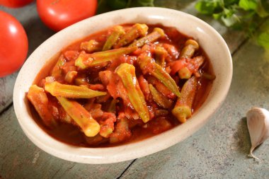 Bamya yemeği domates ile. Geleneksel Yunan, Romen, Bulgar ve Türk yemeği