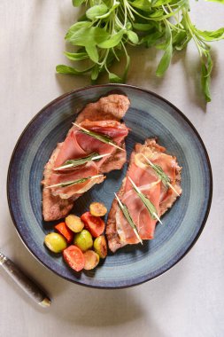 Adaçayı ve domates parçaları ile saltimbocca