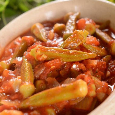 Bamya yemeği domates ile. Geleneksel Yunan, Romen, Bulgar ve Türk yemeği