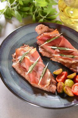 Adaçayı ve domates parçaları ile saltimbocca