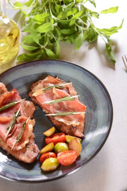 Adaçayı ve domates parçaları ile saltimbocca