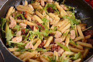 Penne makarna Tavuk, kurutulmuş domates ve rucola