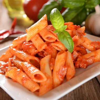 Acı biber sosu arrabiata penne makarna