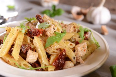 Penne makarna Tavuk, kurutulmuş domates ve rucola