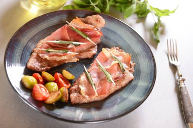 Adaçayı ve domates parçaları ile saltimbocca