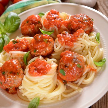 Spagetti makarna köfte ve domates sosu ile