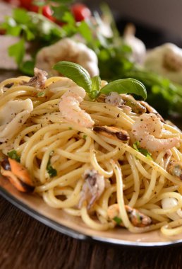 Deniz ürünleri plaka ile lezzetli spagetti makarna