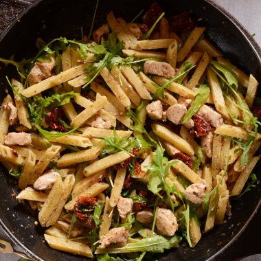 Penne makarna Tavuk, kurutulmuş domates ve rucola