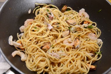 Tavada deniz ürünleri ile lezzetli spagetti makarna