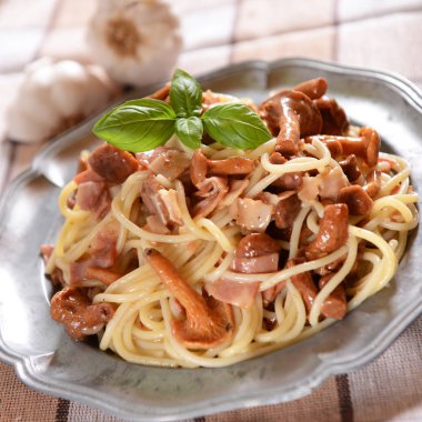 Leziz spagetti makarna ile chanterelles, görünümü kapatın