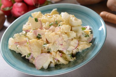 patates taze turp, dereotu ve mavi tabak yumurta salatası