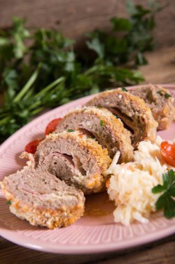 jambon ve peynir ile doldurulmuş lezzetli et rulo