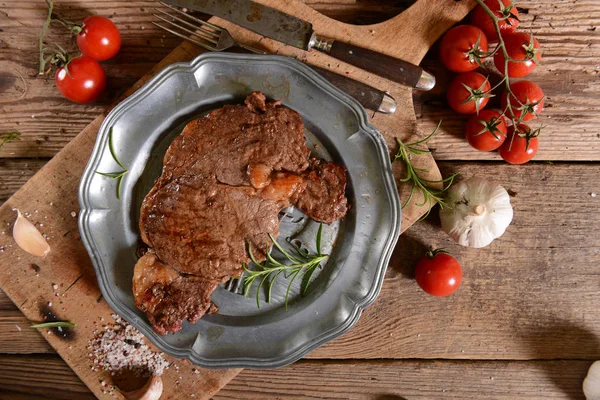 ビンテージ プレートでおいしい牛肉ステーキ — ストック写真