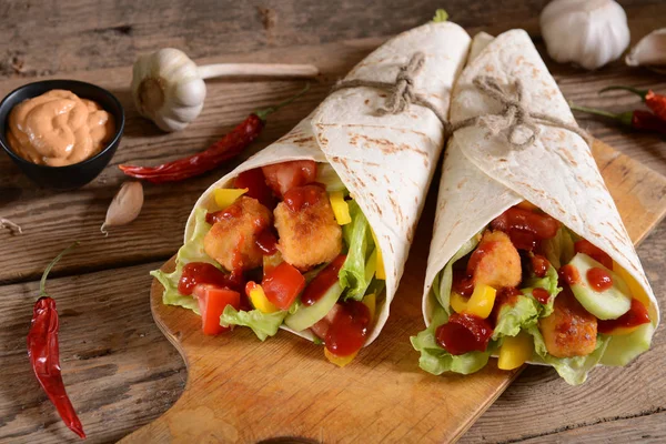 Hausgemachte Tortillas Mit Fleisch Und Gemüse — Stockfoto