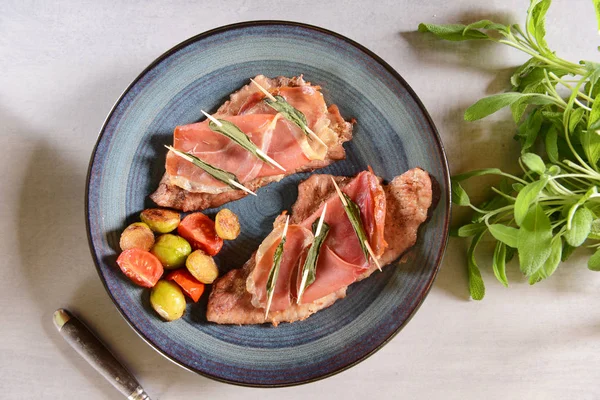 Saltimbocca Met Salie Stukken Van Tomaten — Stockfoto