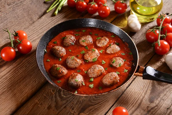 Tavada domates soslu köfte