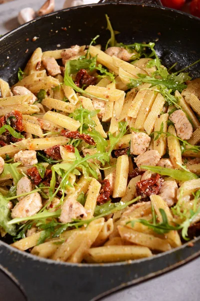 Penne Pasta Con Pollo Tomates Secos Rúcula — Foto de Stock