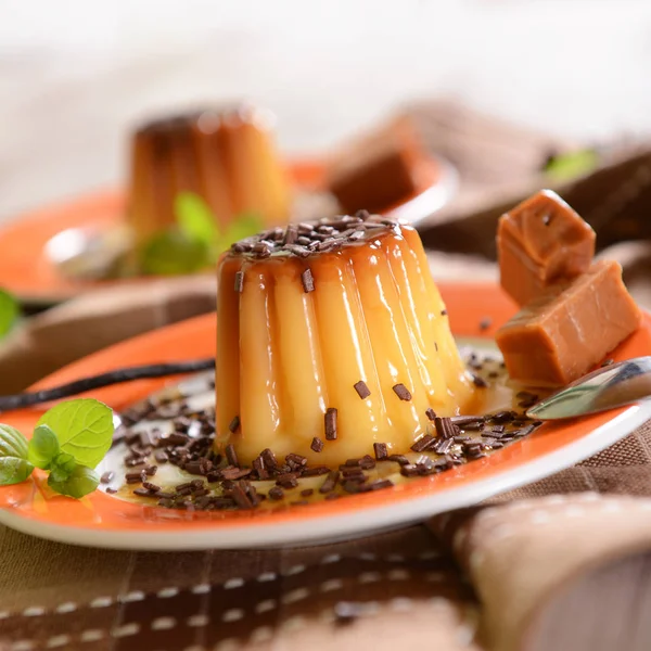 Panna Cotta Met Karamel Suce Chocolade Vlokken — Stockfoto