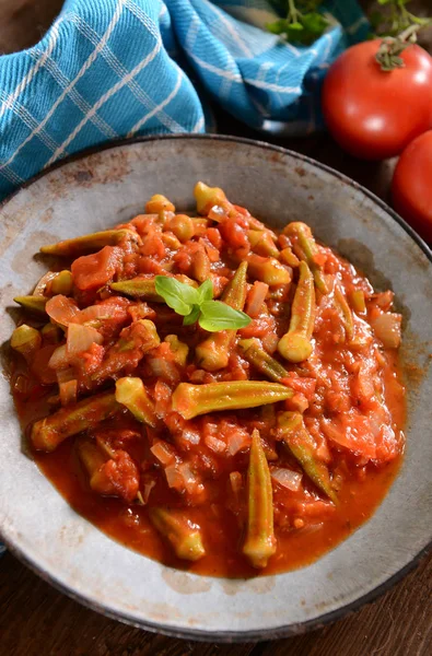 Bamya yemeği domates ile. Geleneksel Yunan, Romen, Bulgar ve Türk yemeği