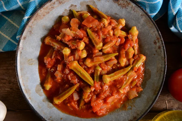 Piatto Okra Con Pomodori Piatto Tradizionale Greco Rumeno Bulgaro Turco — Foto Stock