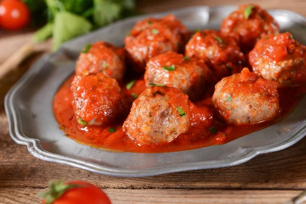 Vintage metal plaka domates soslu köfte