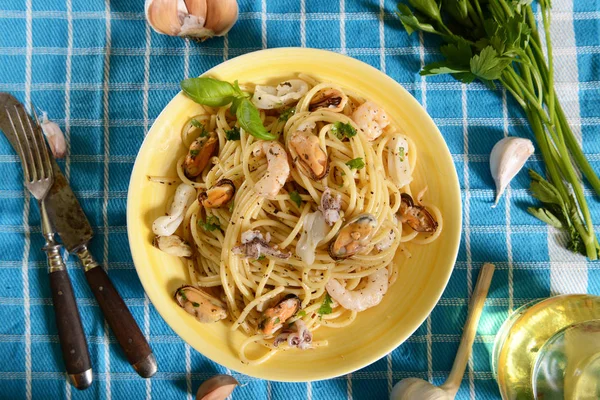 Deniz ürünleri plaka ile lezzetli spagetti makarna