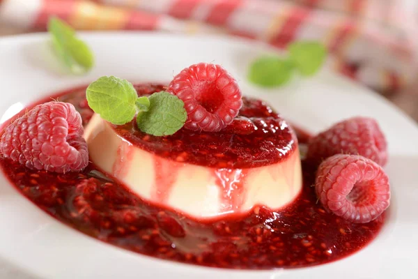 Panna Cotta Sobremesa Com Framboesas Frescas Folhas Hortelã Topo — Fotografia de Stock