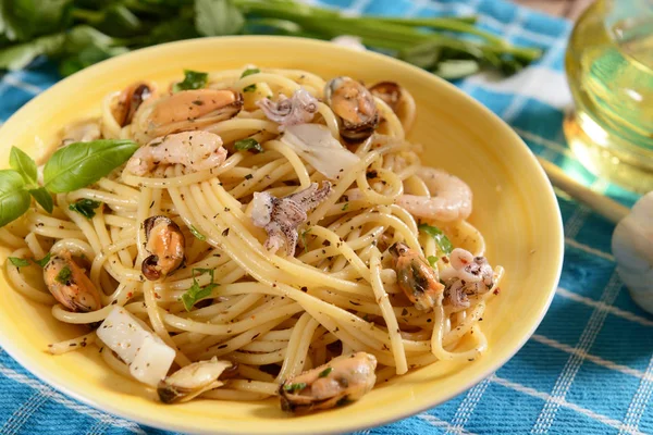 Deniz ürünleri plaka ile lezzetli spagetti makarna