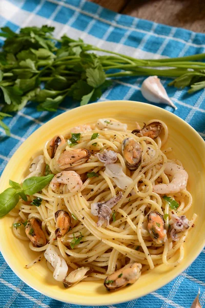 Deniz ürünleri plaka ile lezzetli spagetti makarna