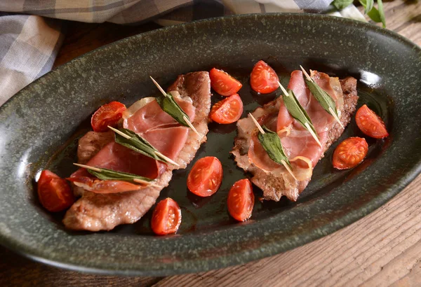 Adaçayı ve domates parçaları ile saltimbocca