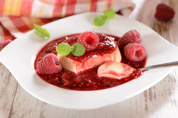 Panna Cotta Dessert Med Färska Hallon Och Mynta Blad Toppen — Stockfoto