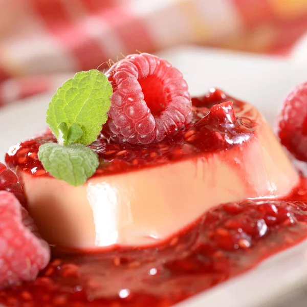 Dessert Panna Cotta Avec Framboises Fraîches Feuilles Menthe Sur Dessus — Photo