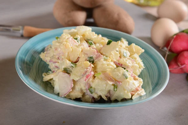 Kartoffelsalat Mit Frischem Rettich Dill Und Eiern Blauen Teller — Stockfoto