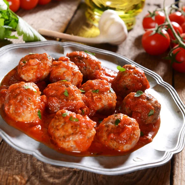 Vintage metal plaka domates soslu köfte