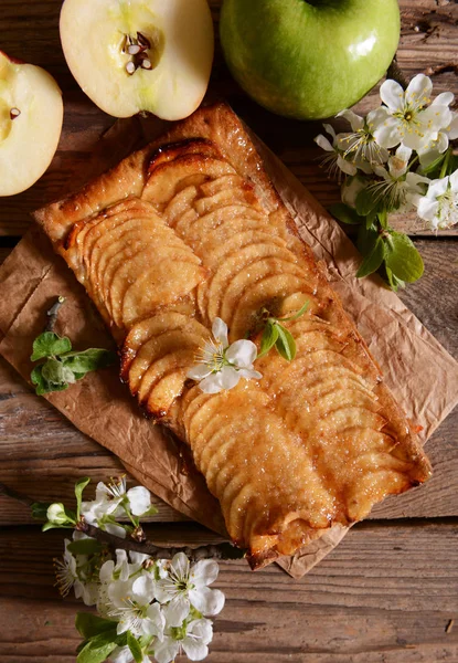 Deliciosa Torta Maçã Caseira Com Flor Branca Florescendo Topo — Fotografia de Stock