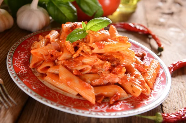 Acı biber sosu arrabiata penne makarna