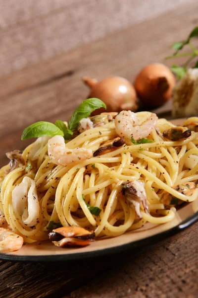 Deniz ürünleri plaka ile lezzetli spagetti makarna