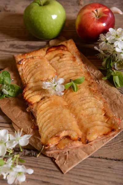 Deliciosa Tarta Manzana Casera Con Flor Blanca Parte Superior —  Fotos de Stock