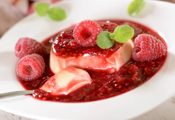 Panna Cotta Sobremesa Com Framboesas Frescas Folhas Hortelã Topo — Fotografia de Stock