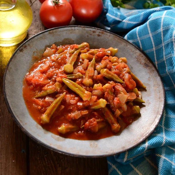 Bamya yemeği domates ile. Geleneksel Yunan, Romen, Bulgar ve Türk yemeği