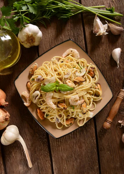 Deniz ürünleri plaka ile lezzetli spagetti makarna