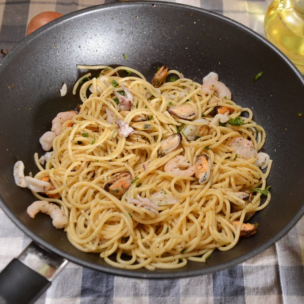 Смачна Паста Спагетті Морепродуктами Сковороді — стокове фото