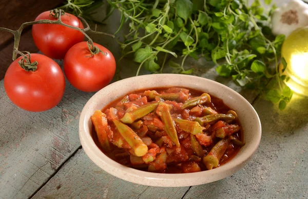 Okra Plato Con Tomates Plato Tradicional Griego Rumano Bulgaro Turco —  Fotos de Stock