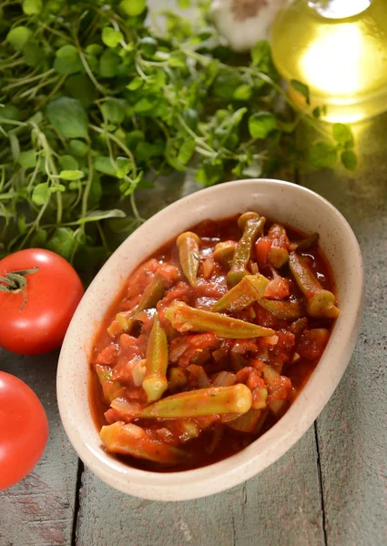 Okra Plato Con Tomates Plato Tradicional Griego Rumano Bulgaro Turco —  Fotos de Stock